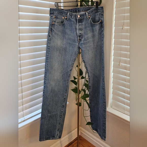Levi's Classic Blue 501 Button Fly Jeans - Picture 1 of 13